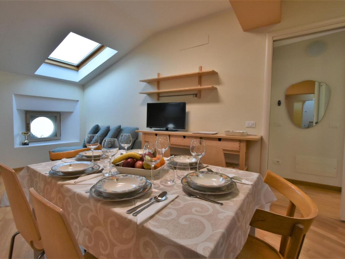 Apartment Duomo Mansarda By Interhome إيزِيو المظهر الخارجي الصورة